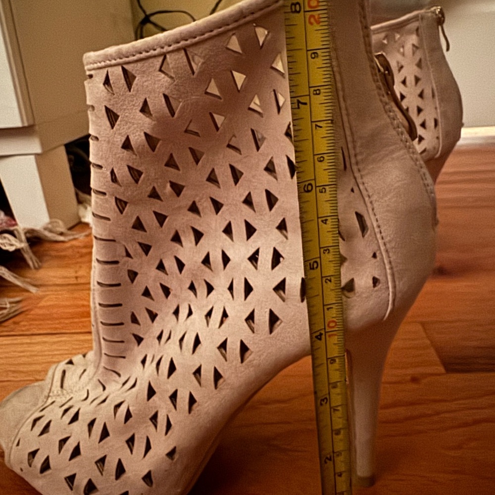 Light pink heels barely worn I don’t honestly remember wearing 8.5 brand yoki